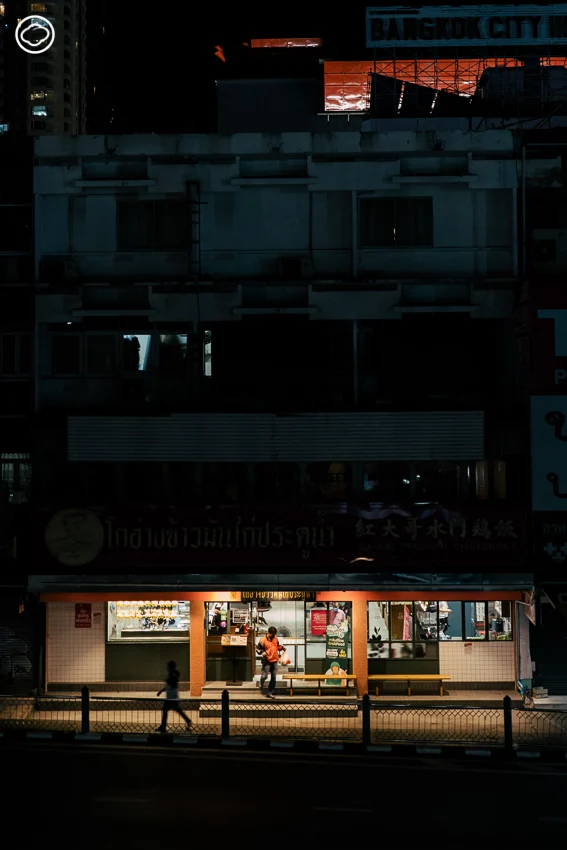ทายาทรุ่น 3 ‘โกอ่างข้าวมันไก่ประตูน้ำ’ ผู้ทิ้งอาชีพสถาปนิกมารับช่วงต่อร้านอาหารของพ่อ เข้ามาพัฒนาระบบ สร้างวัฒนธรรมในร้าน และขยาย 6 สาขาในเวลา 6 ปี