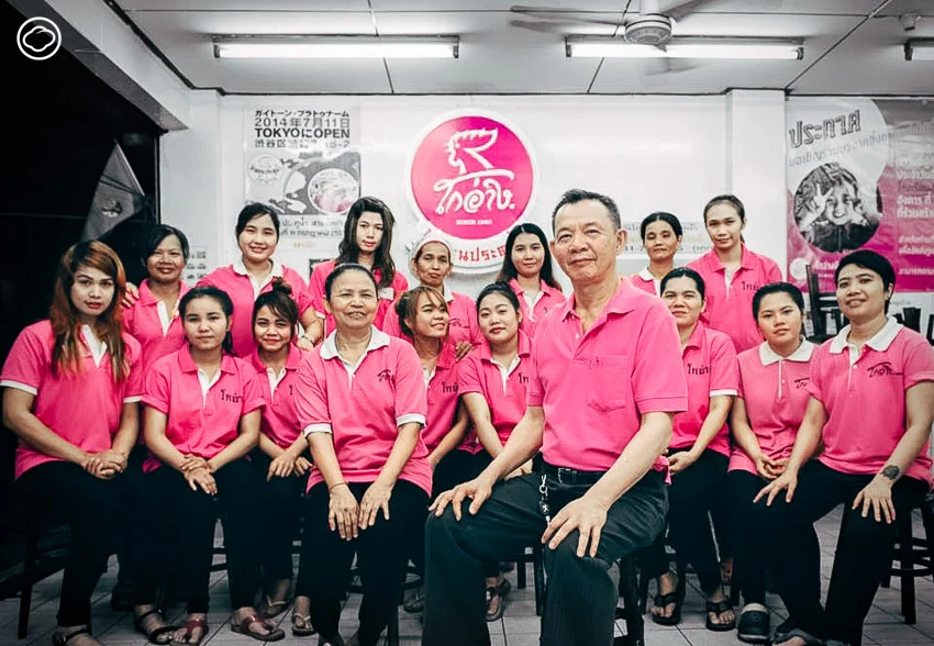 ทายาทรุ่น 3 ‘โกอ่างข้าวมันไก่ประตูน้ำ’ ผู้ทิ้งอาชีพสถาปนิกมารับช่วงต่อร้านอาหารของพ่อ เข้ามาพัฒนาระบบ สร้างวัฒนธรรมในร้าน และขยาย 6 สาขาในเวลา 6 ปี