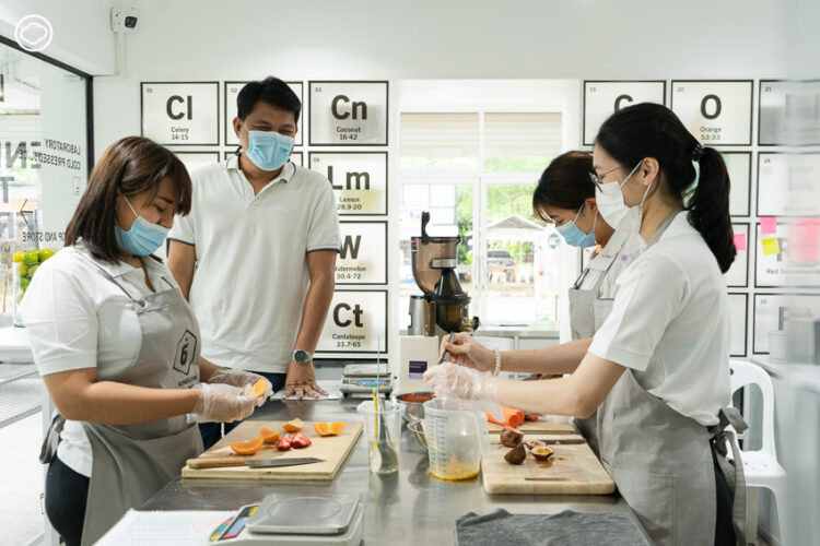คาเฟ่ที่รวมผลไม้สดและผลไม้แปรรูปมาอยู่ในห้องทดลองวิทยาศาสตร์ ที่อยากให้คนกินสุขภาพดี และคนสวนมีคุณภาพชีวิตที่ดี