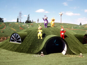 สถาปัตยกรรมโพสต์โมเดิร์นใน Teletubbies รายการเด็กสะท้อนสังคม พื้นที่ปลอดภัยไร้ผู้ใหญ่