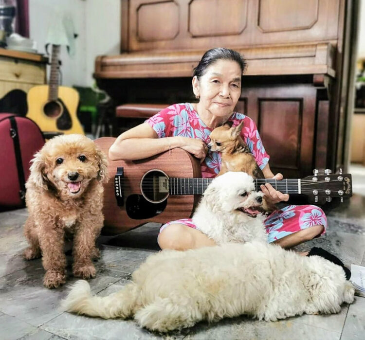 หญิงชรา กะ หมาน้อย : YouTuber วัย 71 ที่สนุกกับเสียงเพลงและสร้างรอยยิ้มให้ลูกหลาน