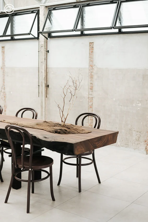 เปลี่ยนบ้านคนงาน-โรงจอดรถร้าง ที่เป็นฉากถ่ายหนังผี เป็นแกลเลอรี่-ออฟฟิศให้เช่า อบอุ่นเหมือนอยู่ในหมู่บ้านกลางป่า