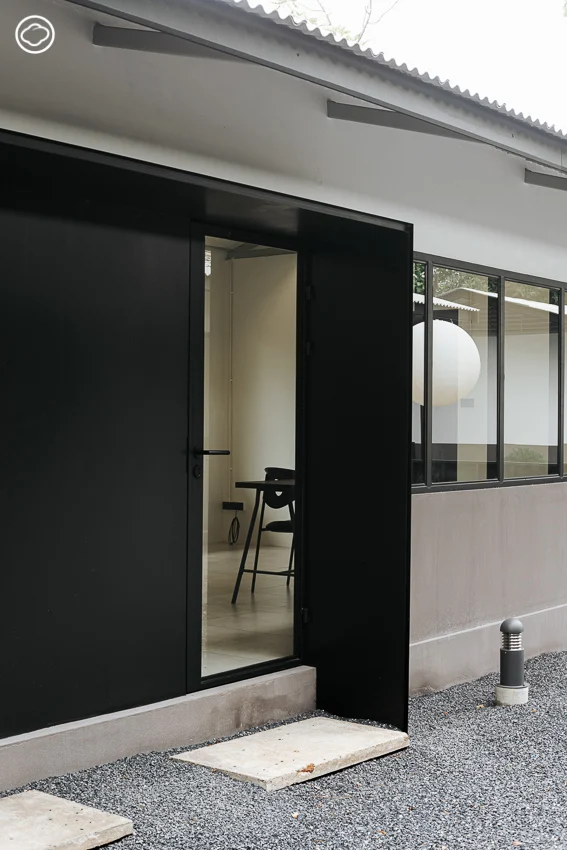 เปลี่ยนบ้านคนงาน-โรงจอดรถร้าง ที่เป็นฉากถ่ายหนังผี เป็นแกลเลอรี่-ออฟฟิศให้เช่า อบอุ่นเหมือนอยู่ในหมู่บ้านกลางป่า
