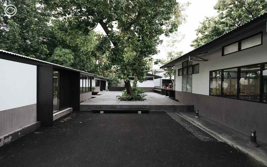 เปลี่ยนบ้านคนงาน-โรงจอดรถร้าง ที่เป็นฉากถ่ายหนังผี เป็นแกลเลอรี่-ออฟฟิศให้เช่า อบอุ่นเหมือนอยู่ในหมู่บ้านกลางป่า