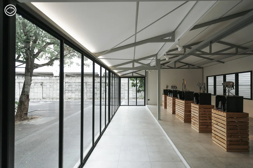 เปลี่ยนบ้านคนงาน-โรงจอดรถร้าง ที่เป็นฉากถ่ายหนังผี เป็นแกลเลอรี่-ออฟฟิศให้เช่า อบอุ่นเหมือนอยู่ในหมู่บ้านกลางป่า