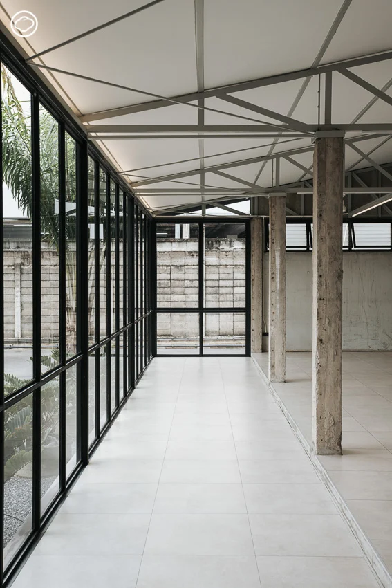 เปลี่ยนบ้านคนงาน-โรงจอดรถร้าง ที่เป็นฉากถ่ายหนังผี เป็นแกลเลอรี่-ออฟฟิศให้เช่า อบอุ่นเหมือนอยู่ในหมู่บ้านกลางป่า
