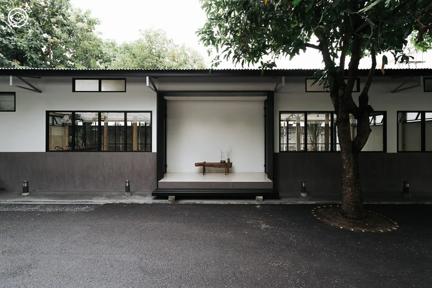 เปลี่ยนบ้านคนงาน-โรงจอดรถร้าง ที่เป็นฉากถ่ายหนังผี เป็นแกลเลอรี่-ออฟฟิศให้เช่า อบอุ่นเหมือนอยู่ในหมู่บ้านกลางป่า