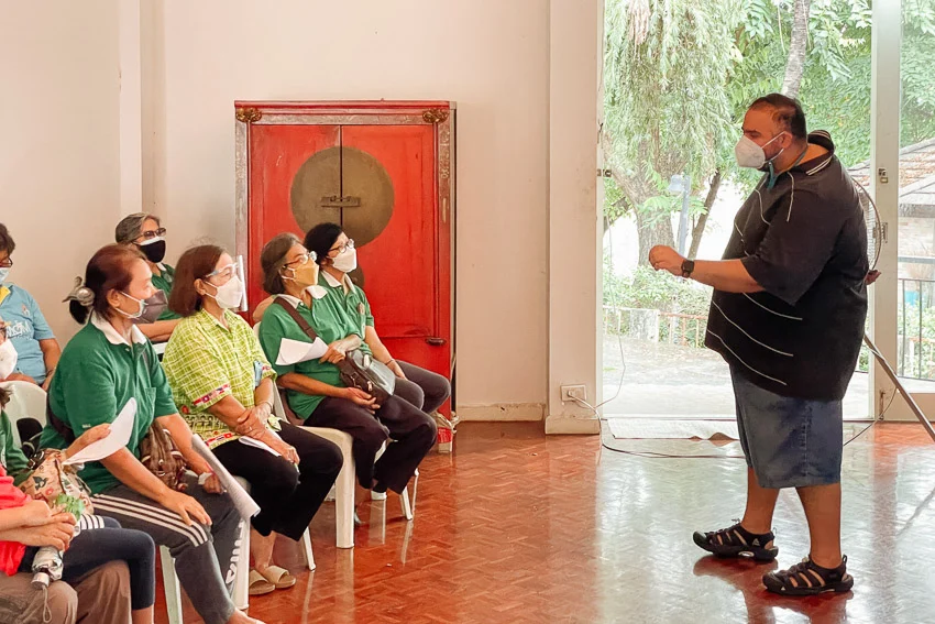 Qaynona oyogi bilan kuyovning jinsiy azosiga tegdi. Jinsiy aloqa onlayn. Katta ayollar ishtirokidagi porno videolar