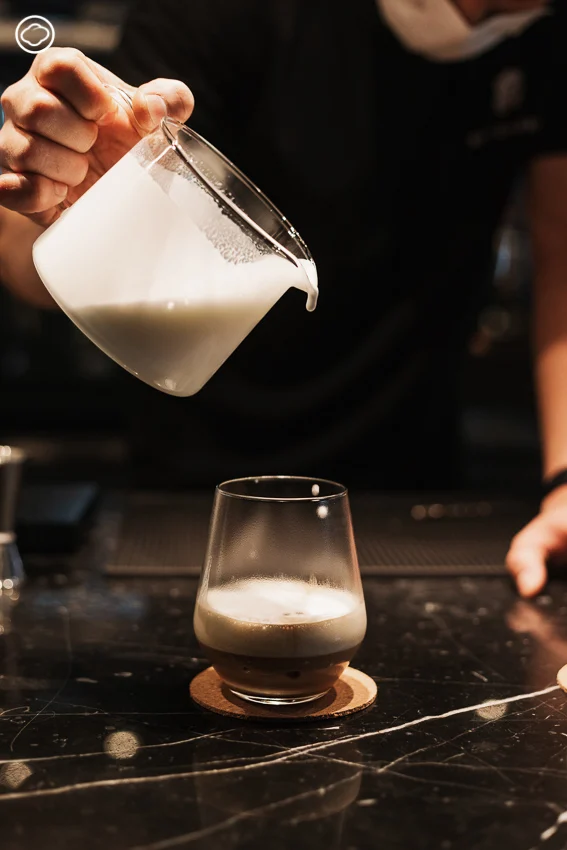 คุยกับ ‘หมู Bottomless’ เทพแห่งกาแฟนมกับโปรเจกต์โอมากาเสะพิเศษจับคู่นมกับกาแฟในแบบที่ดีที่สุด