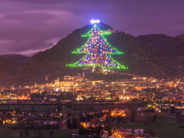 Gubbio เมืองอิตาลีที่มีต้นคริสต์มาสสูงสุดในโลก งานวิ่งเทียน และน้ำพุคนเพี้ยน