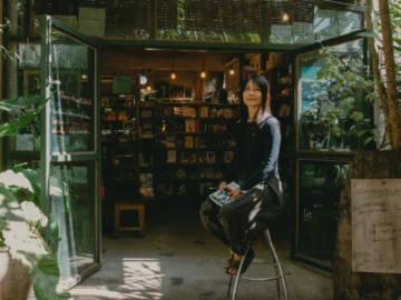 10 ปี บ้านๆ น่านๆ ร้านหนังสือ/ห้องสมุด/ที่พัก/คาเฟ่ ท่ามกลางหนังสือคัดสรรนับหมื่นเล่ม