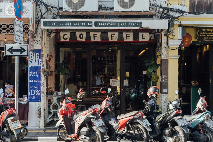 19 ปี ร้านหนัง(สือ) ตำนานร้านหนังสือ(และหนัง)ทางเลือก กลางเมืองภูเก็ตของหมอนักเขียน