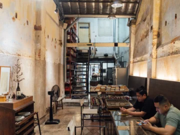 19 ปี ร้านหนัง(สือ) ตำนานร้านหนังสือ(และหนัง)ทางเลือก กลางเมืองภูเก็ตของหมอนักเขียน