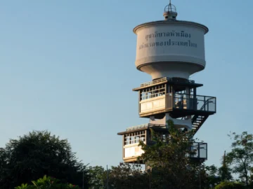 รีโนเวตหอเก็บน้ำเก่าที่ท่าฉลอมเป็นห้องสมุดเก๋งเรือลอยฟ้า และมีชาวประมงมาช่วยออกแบบ