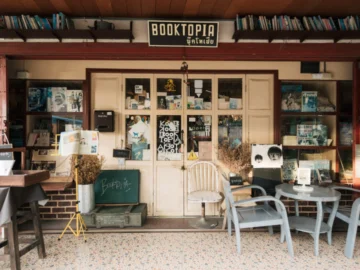 บันทึก 15 ปีร้าน Booktopia เมื่อนักเขียนกลับบ้านไปทำร้านหนังสือและสำนักพิมพ์ที่อุทัยธานี
