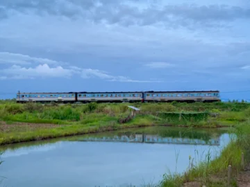 นั่งรถไฟไปสถานีตะพานหิน พร้อมลายแทงเมนูลับที่ต้องพรีออเดอร์ตั้งแต่เช้าตรู่เท่านั้น
