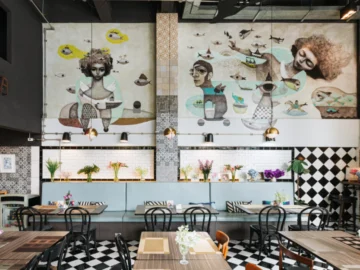The Kheha : เพื่อนศิลปินวัยเก๋าร่วมใจเปลี่ยนตึกธนาคารยุค 80 เป็นที่พัก-ร้านอาหาร