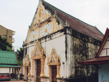 วัดแจงร้อน วัดชื่อแปลกที่มีวิหารแบบวิลันดา พระเจ้าทรงเครื่องเก่าแก่ และปูนปั้นเก๋ไก๋