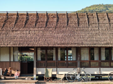 บ้านไม้ 30 ตร.ม. ห้องทดลองการออกแบบที่ยั่งยืนของคู่รักสถาปนิกและเจ้าของโรงเรียน