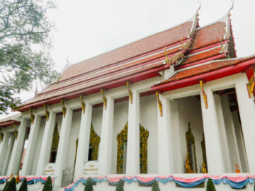 วัดหงส์รัตนาราม : พระเจ้าโบราณ ภาพตำนานพระแก้วมรกตแห่งเดียวในไทย และศาลพระเจ้าตาก