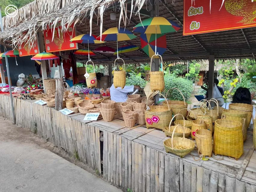 สัมผัสบรรยากาสเนิบช้า วิถีชีวิตไทย-มอญและชุมชนท่องเที่ยวที่ บ้านมอญห้วยน้ำใส ราชบุรี
