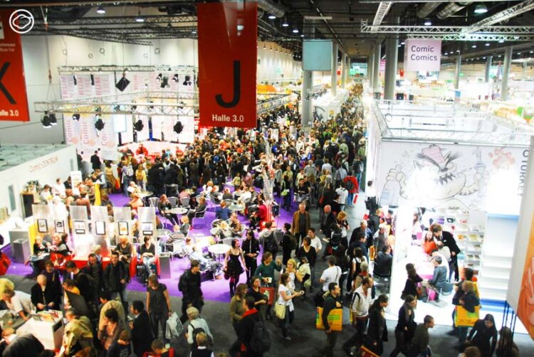 เฝ้าบูทหนังสือไทยใน Frankfurt Book Fair เมื่อไทยได้จัดบูทโซนเดียวกับ HarperCollins