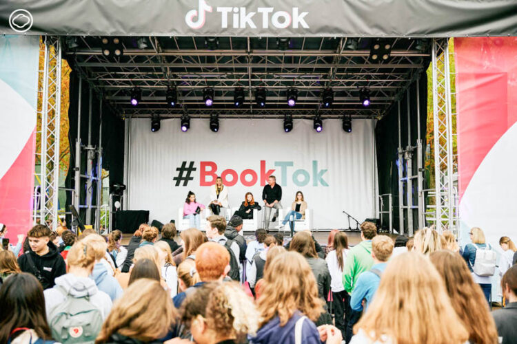 เฝ้าบูทหนังสือไทยใน Frankfurt Book Fair เมื่อไทยได้จัดบูทโซนเดียวกับ HarperCollins