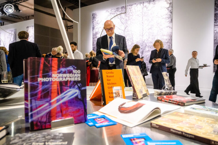 เฝ้าบูทหนังสือไทยใน Frankfurt Book Fair เมื่อไทยได้จัดบูทโซนเดียวกับ HarperCollins