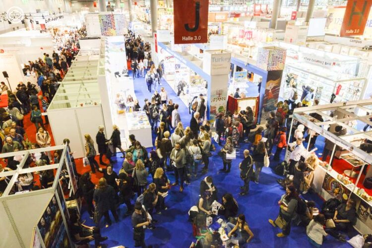 เฝ้าบูทหนังสือไทยใน Frankfurt Book Fair เมื่อไทยได้จัดบูทโซนเดียวกับ HarperCollins