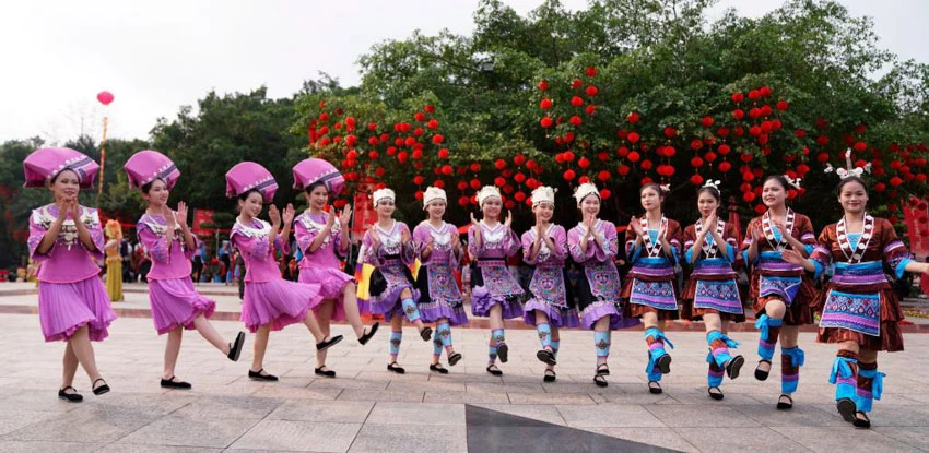 รู้จัก ‘ซันเกอ’ เพลงเผ่าจ้วงที่กลายเป็นเพลงประกอบหนังชอว์บราเดอร์สยุค 60 และเทศกาลร้องซันเกอชื่อดังของกว่างซี