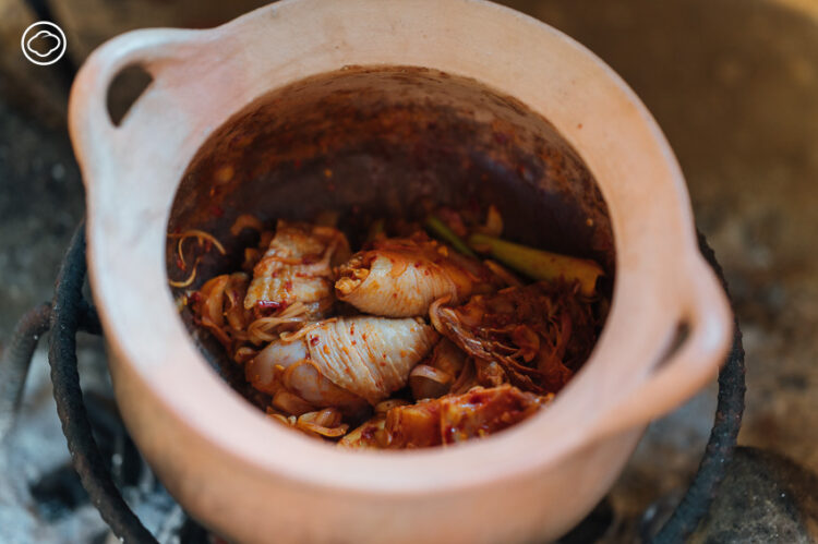 Sangkaew ร้านอาหารเชียงตุงรสมือแม่ มีบาร์เสิร์ฟชาจากต้นชา 500 ปี ในเรือนไม้กลางนา จ.เชียงราย