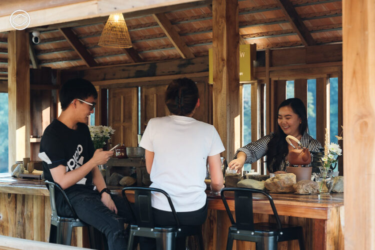 Sangkaew ร้านอาหารเชียงตุงรสมือแม่ มีบาร์เสิร์ฟชาจากต้นชา 500 ปี ในเรือนไม้กลางนา จ.เชียงราย