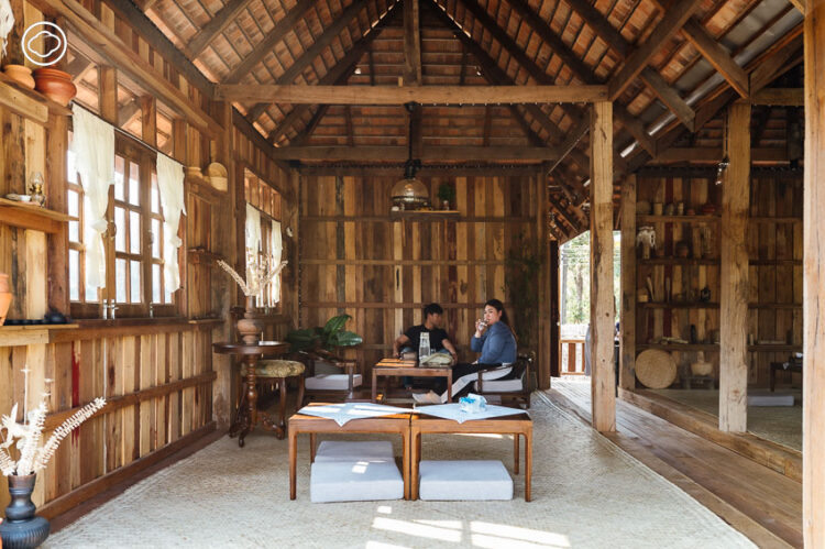 Sangkaew ร้านอาหารเชียงตุงรสมือแม่ มีบาร์เสิร์ฟชาจากต้นชา 500 ปี ในเรือนไม้กลางนา จ.เชียงราย