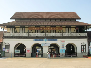 'สถานีบนทางรถไฟสายล้านนา' สถาปัตยกรรมลูกครึ่งที่สวยงามกลมกล่อมจนแฟนรถไฟไม่ควรพลาด