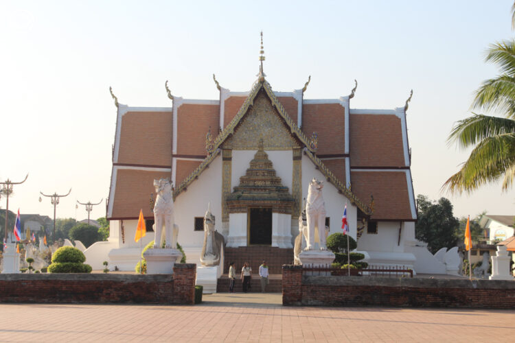วัดภูมินทร์ ออฟ น่าน วัดกลางเวียงน่านอายุกว่า 400 ปีที่มีมากกว่าภาพกระซิบรักบันลือโลก