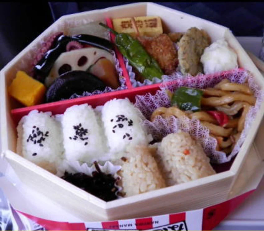 การเดินทางกว่าร้อยปีของ Ekiben (ข้าวกล่องรถไฟ) และอาหารฝรั่งในตู้เสบียงรถไฟญี่ปุ่น
