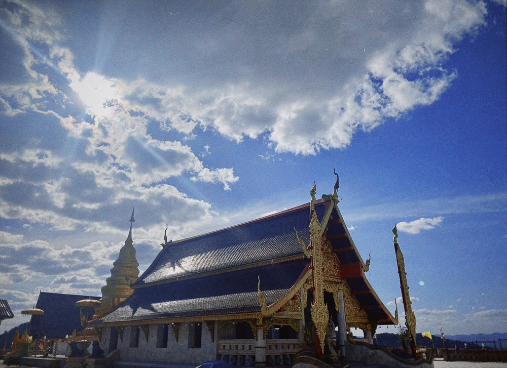 ชุดภาพถ่ายมวลแมวและท้องฟ้าในฤดูหนาว จากลานวัดพระธาตุจอมจ้อ อ.เทิง จ.เชียงราย