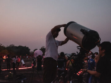เอนตัวนอนนับดาวนับร้อยนับพันที่ผาแต้ม หนึ่งในอุทยานท้องฟ้ามืดแห่งแรกของประเทศไทย
