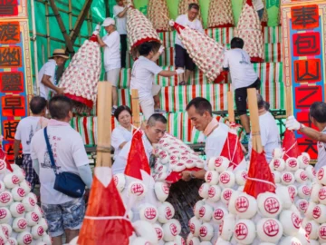 Cheung Chau Bun Festival เทศกาลบนเกาะเล็ก ๆ ในฮ่องกง ก่อซาลาเปาเป็นภูเขาให้คนแข่งกันปีน