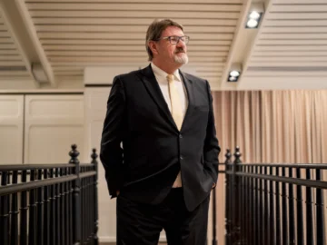 Robert Glover ผู้ก่อตั้ง Care for Children ส่งเด็กจากสถานสงเคราะห์ไทยสู่รักของครอบครัวอุปถัมภ์