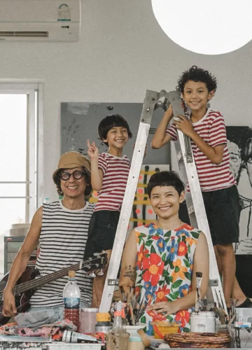 บุกสตูดิโอ ‘โลเล’ ศิลปินที่ไม่สอนศิลปะลูก แต่ปล่อยให้ลูกสนุกกับการทดลองในทุก ๆ วัน