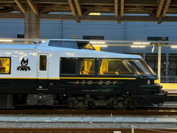 ตามเนิร์ดรถไฟนั่ง Aso Boy! สวนสนุกติดล้อสำหรับเด็กที่มีเทคนิคซิกแซ็กสับรางในมุมตั้ง 