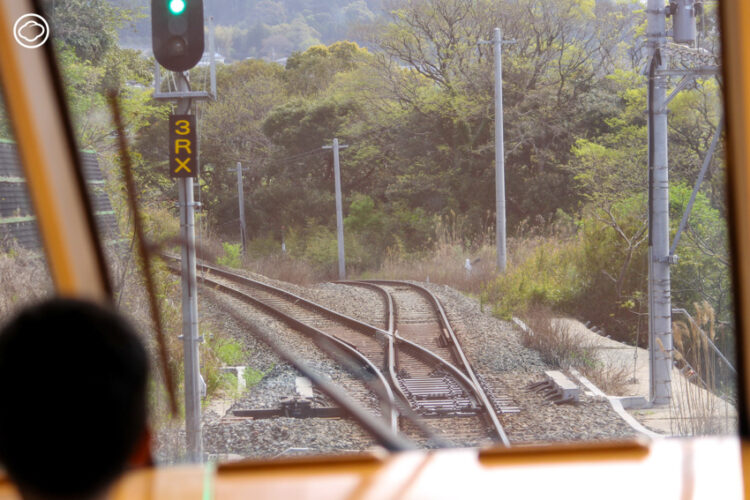 ตามเนิร์ดรถไฟนั่ง Aso Boy! สวนสนุกติดล้อสำหรับเด็กที่มีเทคนิคซิกแซ็กสับรางในมุมตั้ง