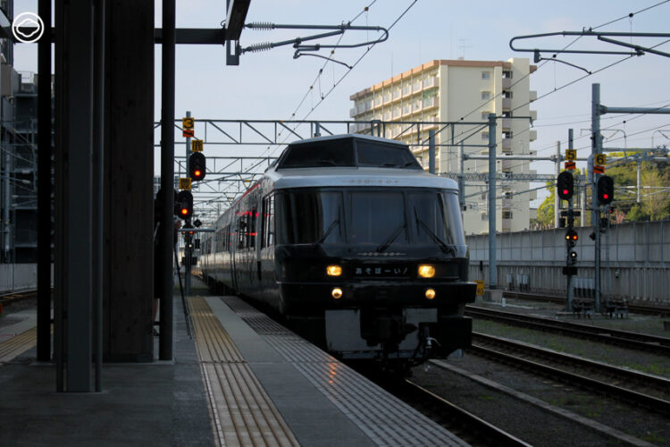 ตามเนิร์ดรถไฟนั่ง Aso Boy! สวนสนุกติดล้อสำหรับเด็กที่มีเทคนิคซิกแซ็กสับรางในมุมตั้ง