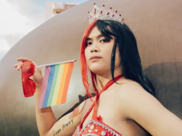 เฟมินิสต์บันเทิงศิลป์ คณะหมอลำ LGBTQ+ ที่ใช้โชว์ม่วน ๆ ผลักดันความเท่าเทียมในอีสาน