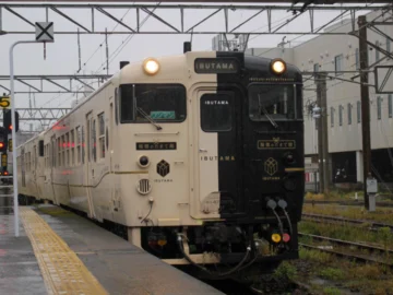 ทริปฝ่าฝนบนคิวชู นั่ง Ibutama รถไฟท่องเที่ยวที่อยากดูทะเลนั่งฝั่งสีขาว ดูภูเขานั่งฝั่งสีดำ