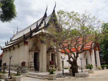 วัดเกาะแก้วสุทธาราม มาสเตอร์พีซเมืองเพชรที่มีอุโบสถมหาอุด และภาพวาดบาทหลวงห่มจีวร