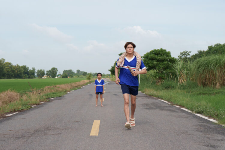 Ving โฆษณาที่เพี้ยนทุก 5 วินาที แต่ทำให้คนหลงรักรองเท้าแตะที่วิ่งมาราธอนได้