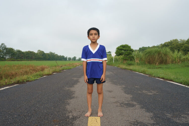 Ving โฆษณาที่เพี้ยนทุก 5 วินาที แต่ทำให้คนหลงรักรองเท้าแตะที่วิ่งมาราธอนได้