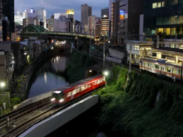 พาผูกมิตรกับรถไฟสารพัดสายในโตเกียว และตามหาสติกเกอร์ที่จะนำทางคุณไปถึงชานชาลา